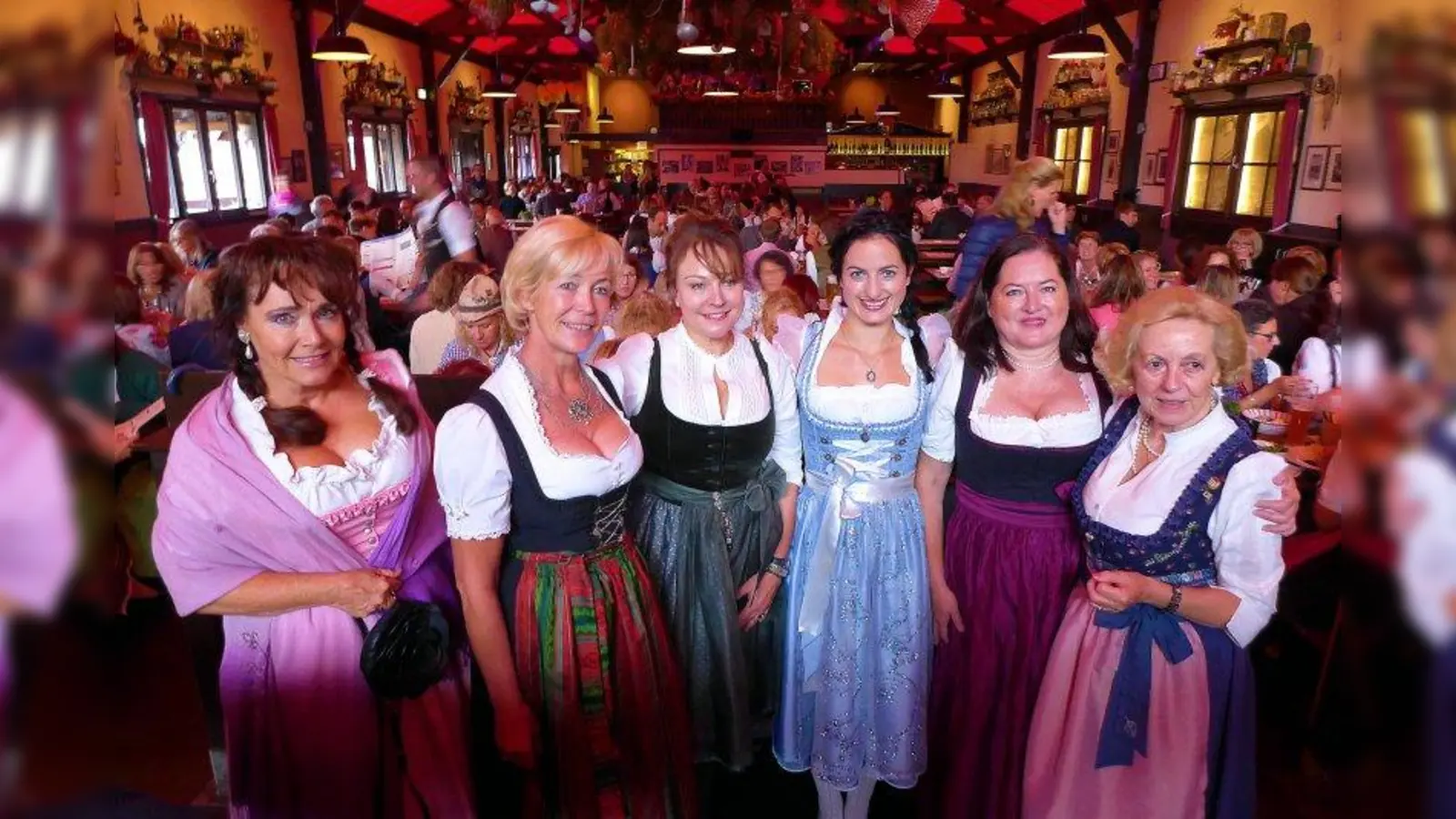 Ulrike Grimm (3.v.l.) und Julia Obermeier (3.v.r.) feierten mit den Damen der Frauen-Union diesmal im kleinen Zelt der Knödelei. (Foto: Frauen Union)