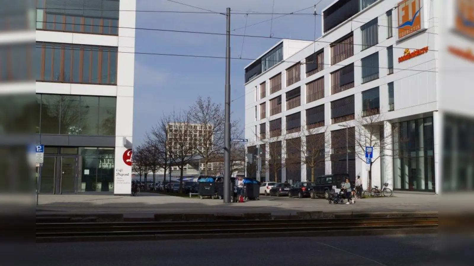 Wer vom Arnulfsteg ins Westend will, steht zunächst vor einer Hürde: Die Landsberger Straße trennt derzeit noch vom direkten Weg ins Viertel. Im Sommer soll die Ampel geregelte Überquerung kommen. (Foto: kö)