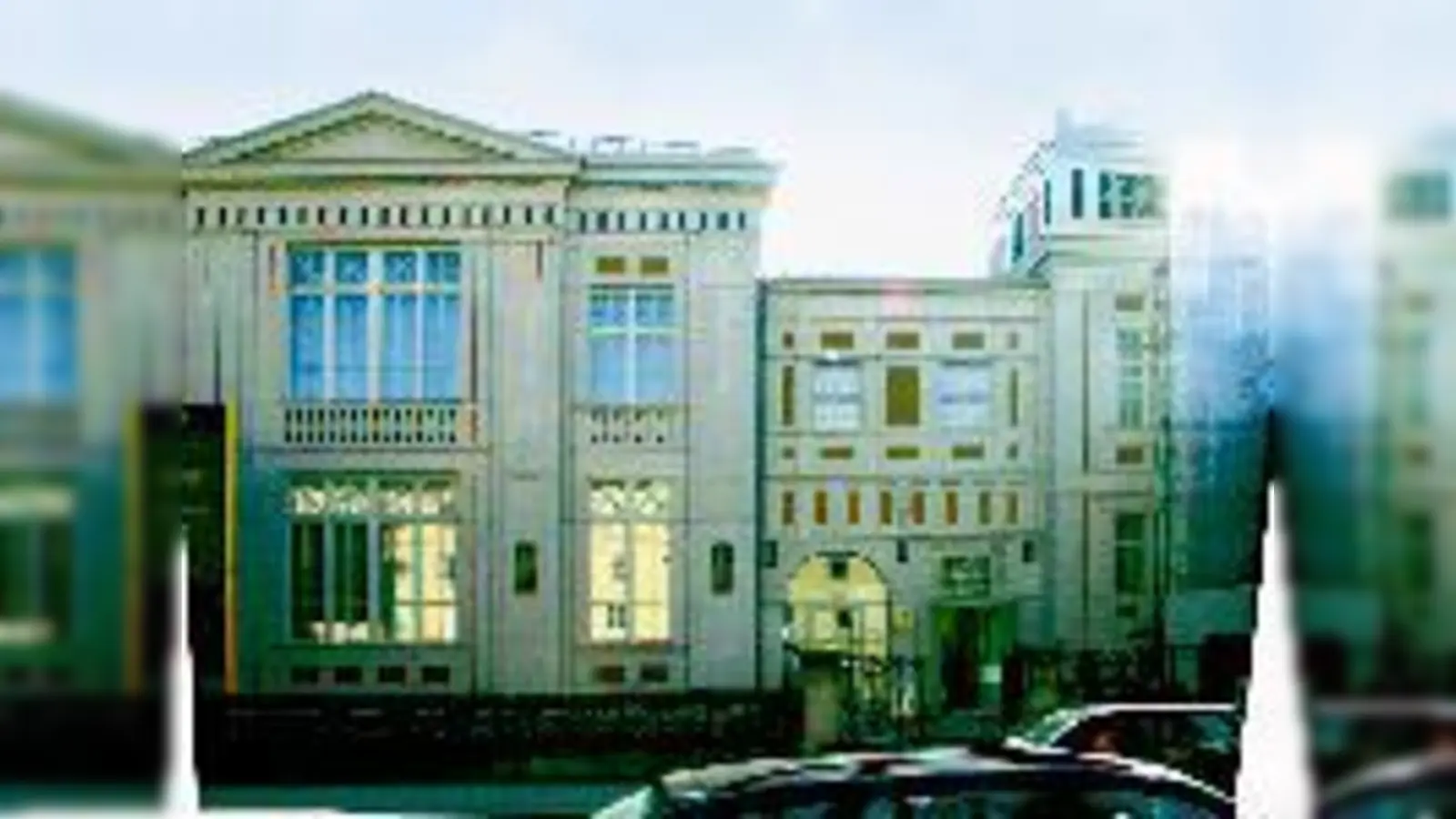 Denkmal der Vergangenheit und Wegweiser in die Zukunft zugleich: Vor 10 Jahren bekam die Stadt die Villa Stuck geschenkt. Direktorin Jo-Anne Birnie Danzker leitet seitdem die Geschicke des Museums. (Fotos: ct)