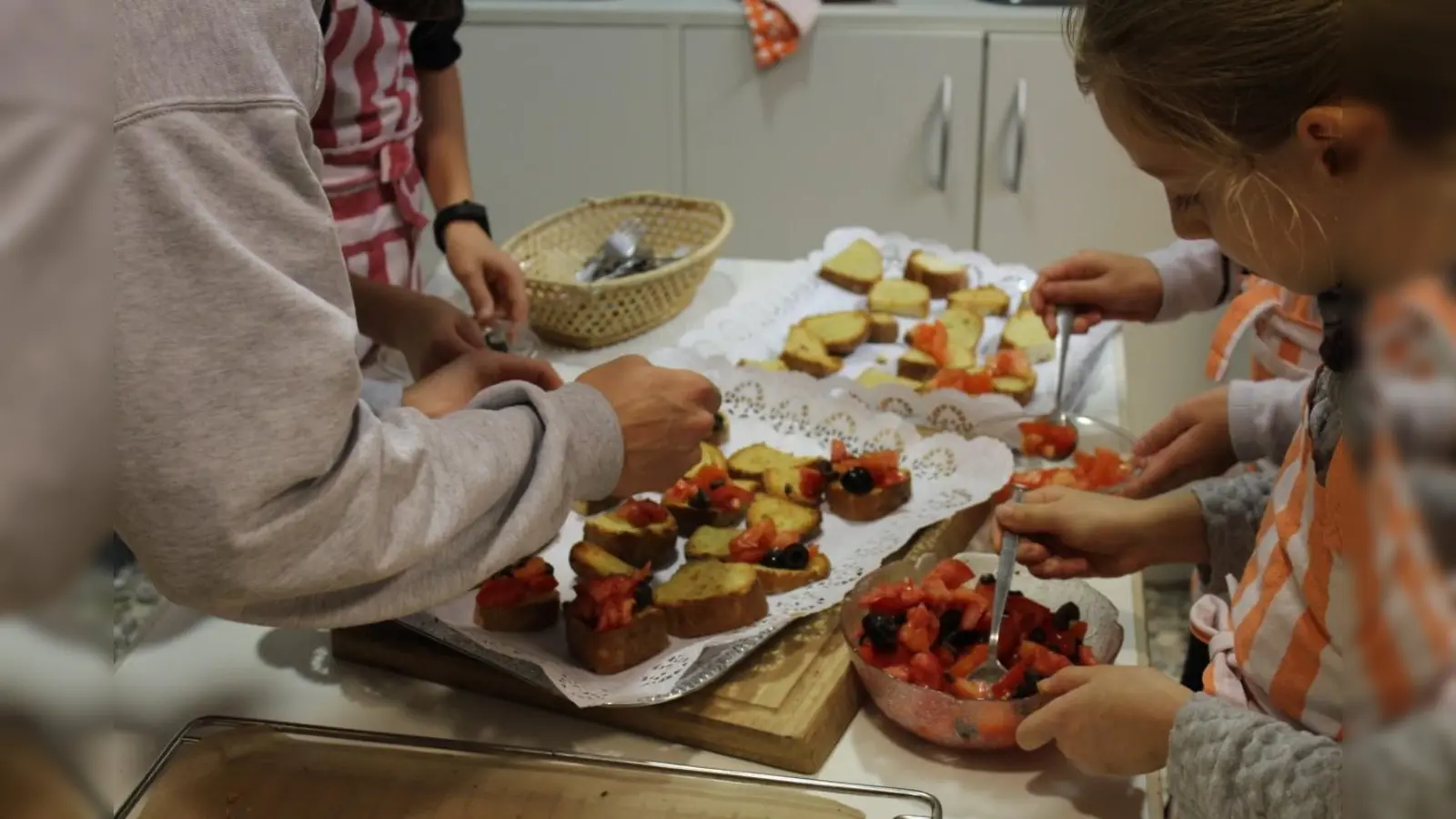 Gemeinsam bereiten die Kids europäische Schmankerl zu. (Foto: PA/Spielkultur e.V.)