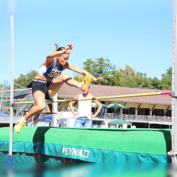Leni Hübner überzeugt im Hochsprung. (Foto: Weber)