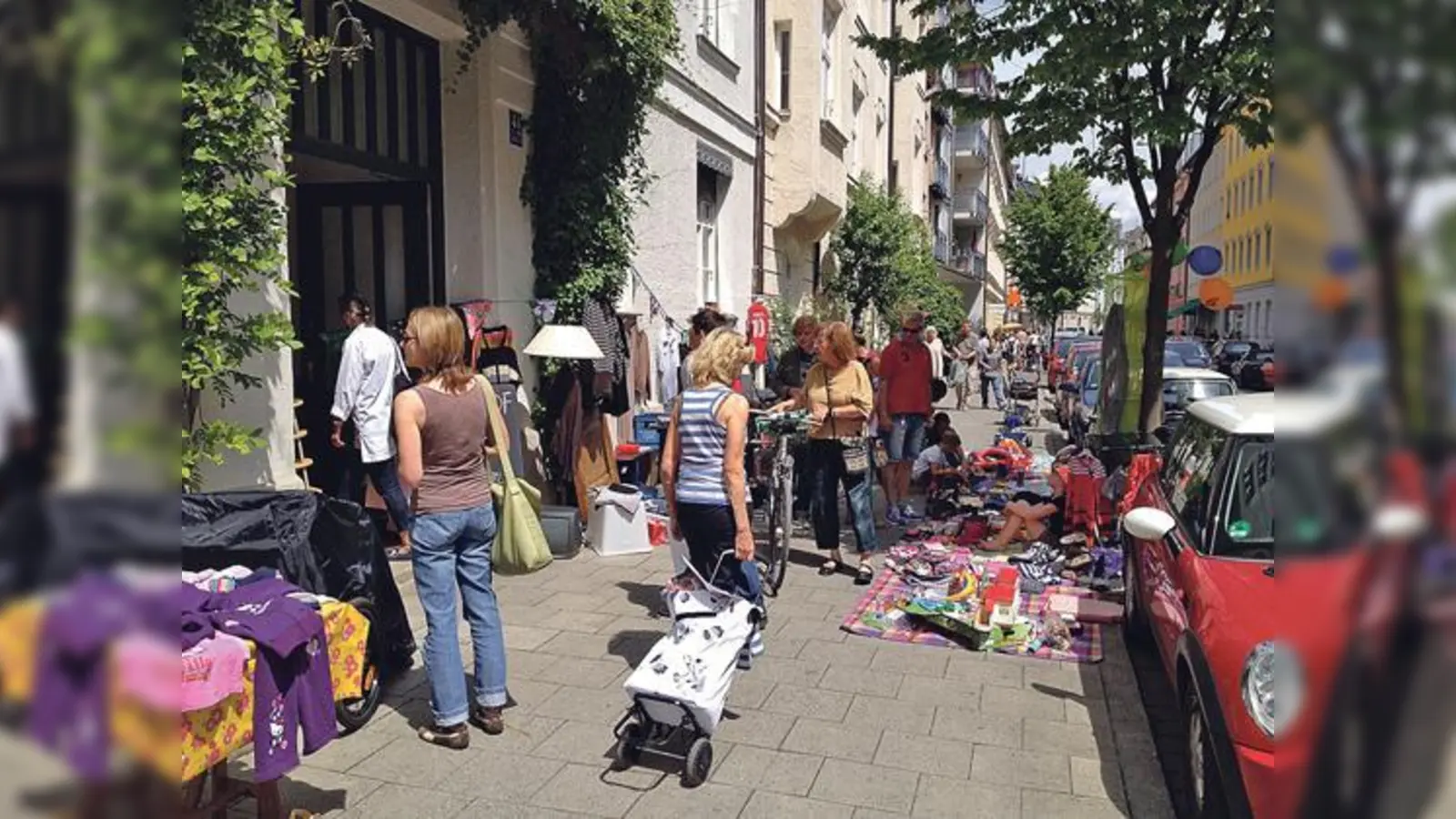 Auch vor den Häusern findet im Glockenbachviertel großes Flohmarkttreiben statt. Noch schöner ist die Atmosphäre in den Hinterhöfen.	 (Foto: © Achim Happel)