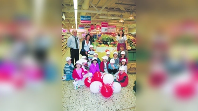 Selim Spanjolli (l.), Marktleiter des HIT Pasing, und HIT-Mitarbeiterin Monika Forster (r.) mit den Kindern des Kindergartens am Klinikum Pasing und deren Erzieherinnen Pauline Pfeiffer (2.v.l.) und Betty Krona-Witter. (Foto: sk)