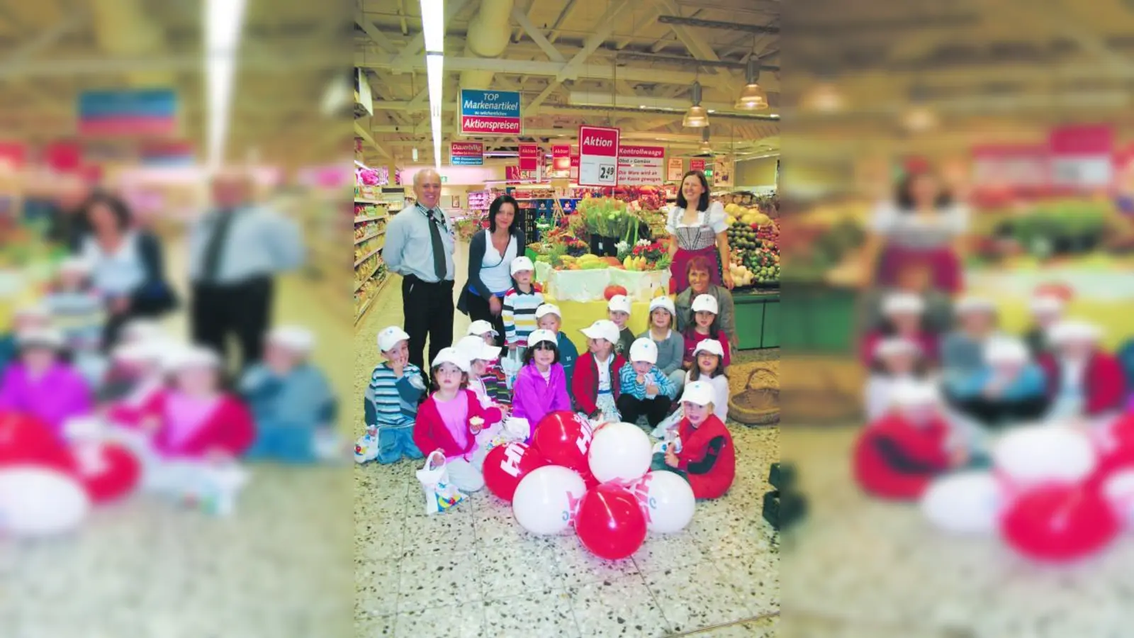 Selim Spanjolli (l.), Marktleiter des HIT Pasing, und HIT-Mitarbeiterin Monika Forster (r.) mit den Kindern des Kindergartens am Klinikum Pasing und deren Erzieherinnen Pauline Pfeiffer (2.v.l.) und Betty Krona-Witter. (Foto: sk)