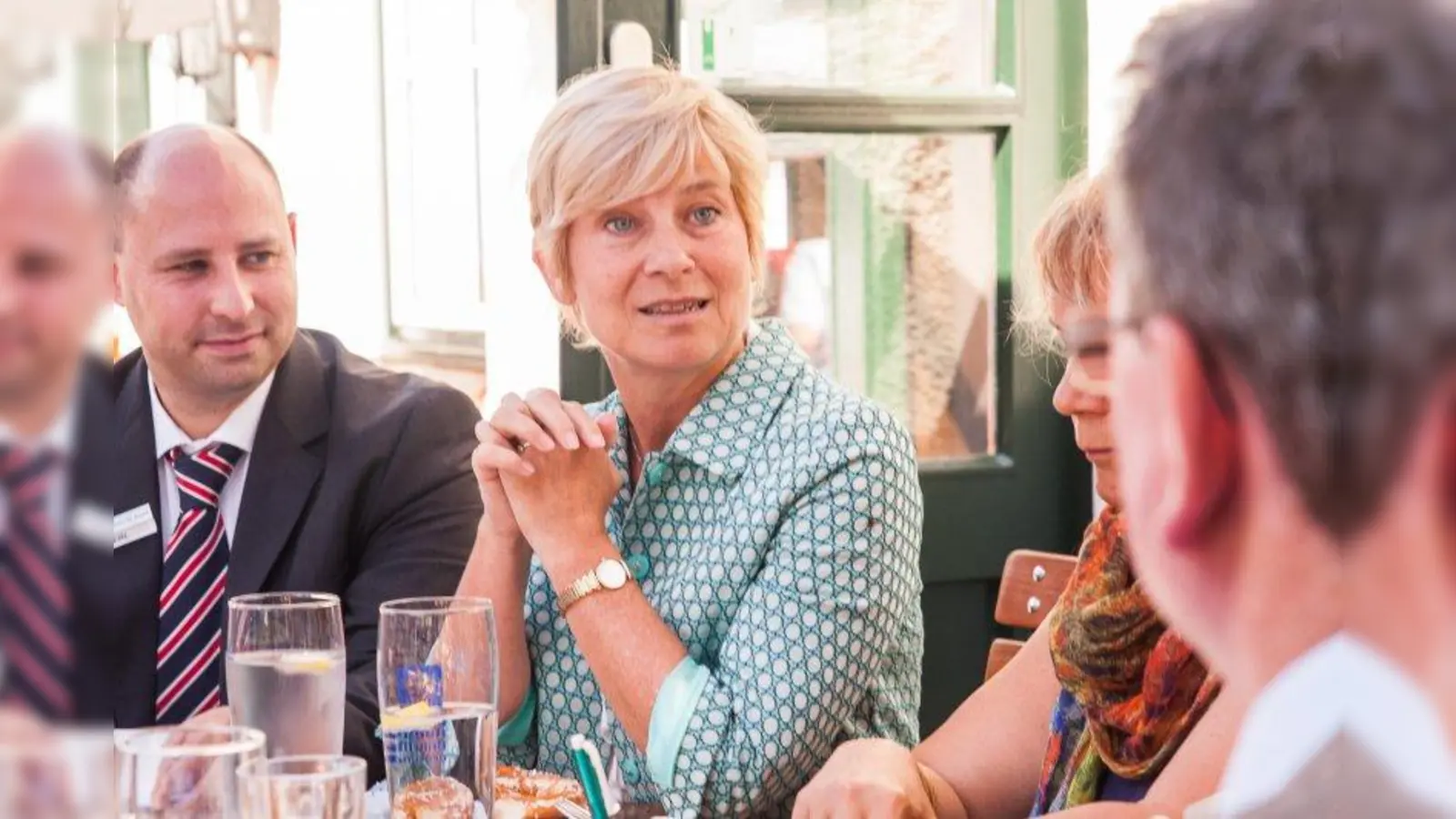 Elke Prumbach (Mitte) beim Sommergespräch der Münchner Wochenanzeiger zum Thema Fachkräftemangel im August;  die 55-Jährige hat nun die Geschäftsführung beim Sozialdienst katholischer Frauen e.V. München übernommen. (Foto: Patricia Prankl)