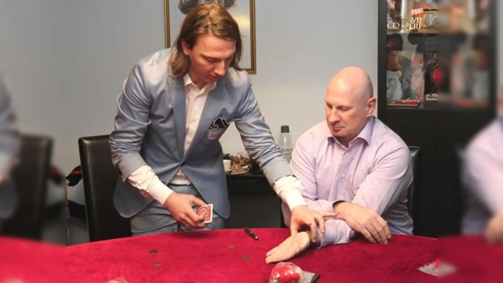 Korbinian Häutle erklärt im Zauberkurs, wie die Illusion perfekt wird.	 (Fotos: cr)