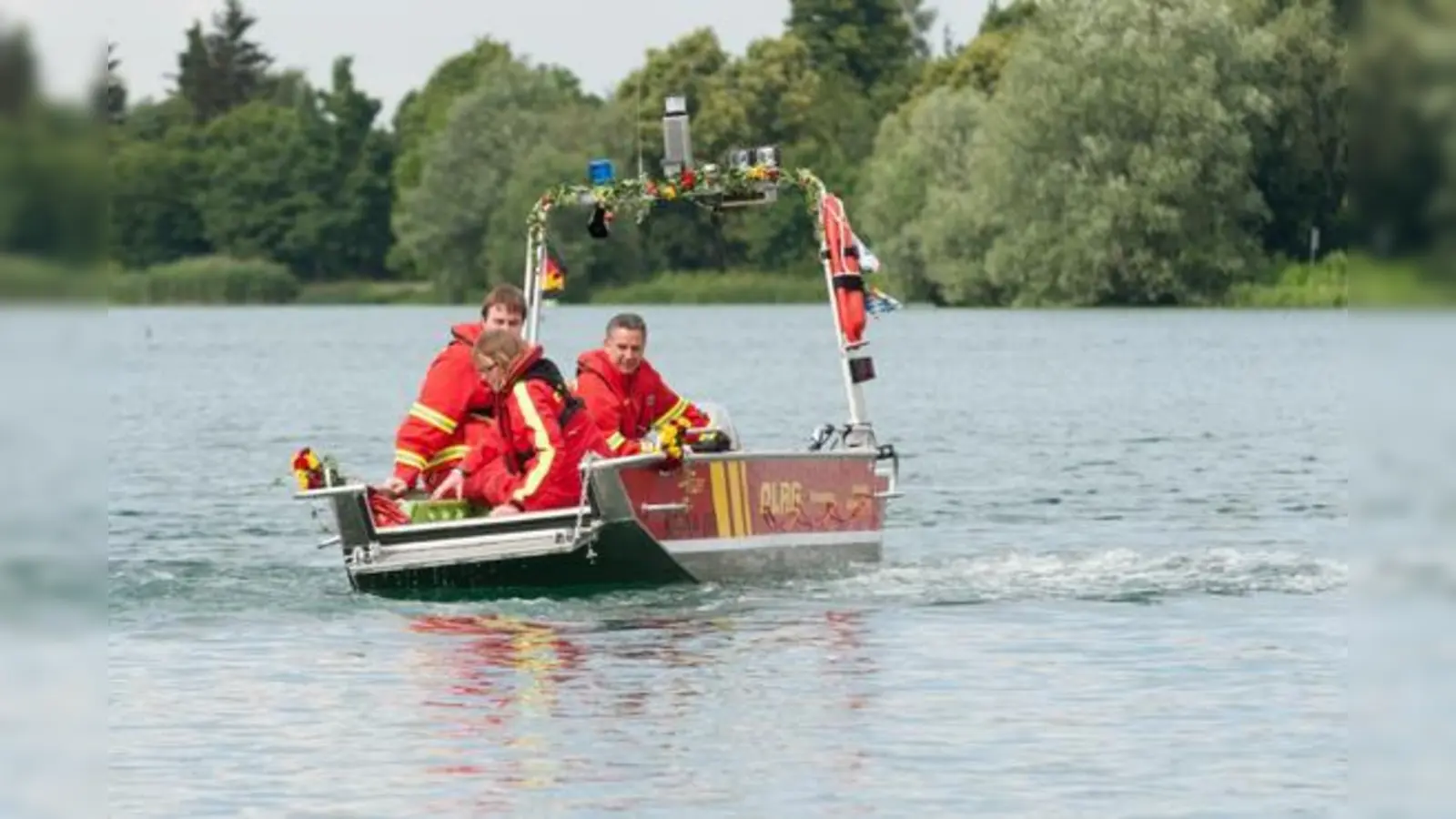 Premierenfahrt der »Isar« auf dem Fasaneriesee: Mit dem neuen Motorboot ist die DLRG auch für extreme Hochwassereinsätze gerüstet. 	 (Foto: DLRG)