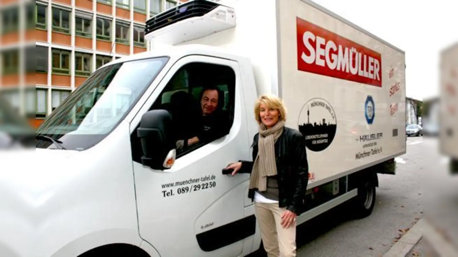 Fred Weiland, Lagermeister der Münchner Tafel, am Steuer des Kühlfahrzeugs, das der Verein mit der Segmüller-Spende im vergangenen Jahr anschaffen konnte. Für Hannelore Kiethe sind beide in der Arbeit für die Tafel unverzichtbar.	 (Foto: cr)