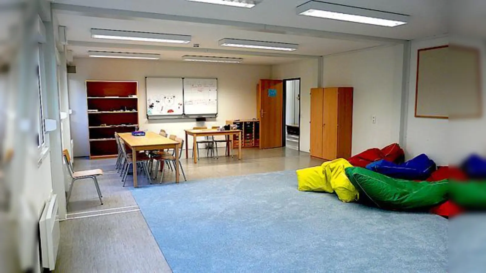 Großzügig und hell ist der Aufenthaltsraum im Containerge- bäude.	 (Foto: MO)