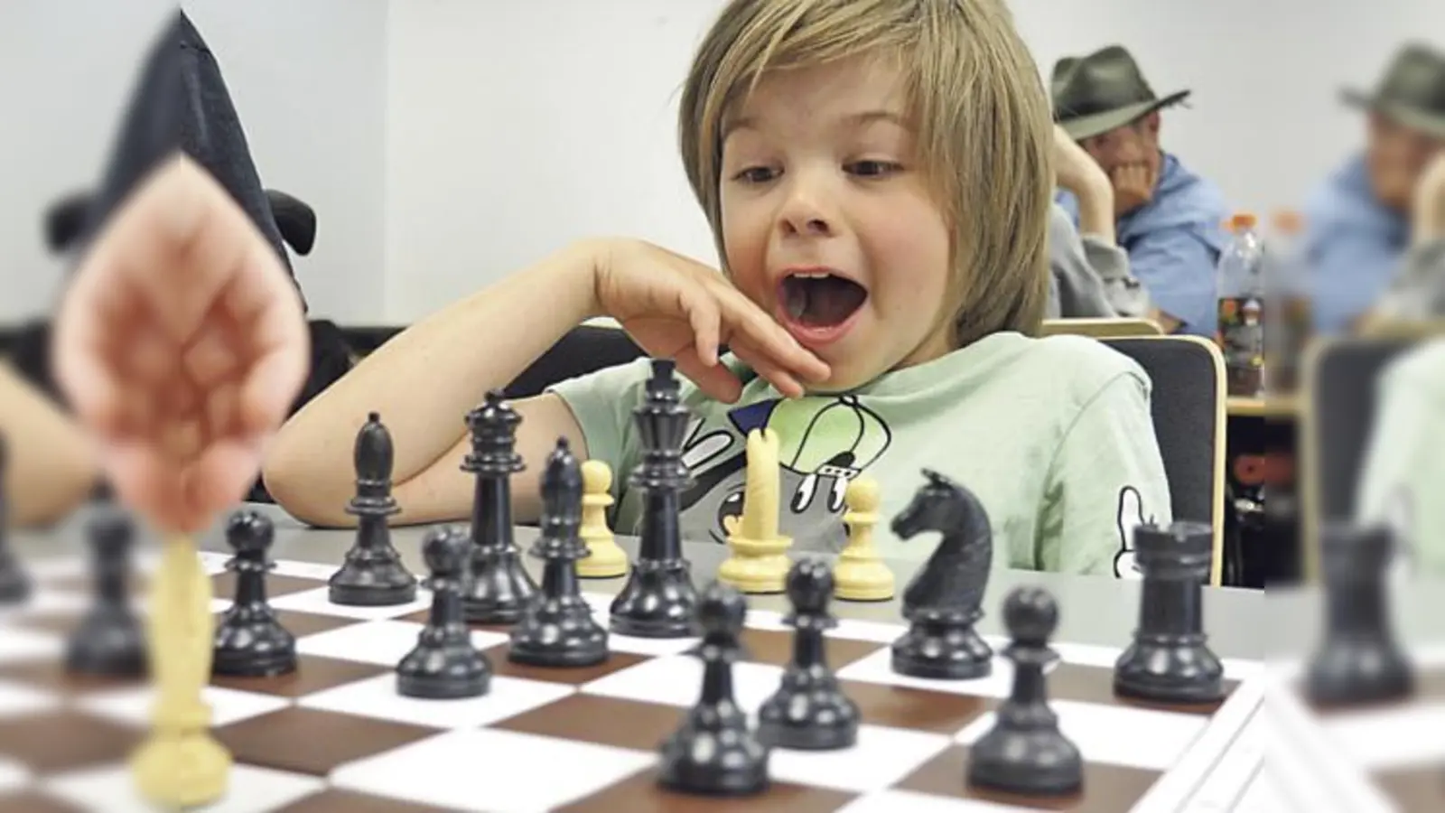 Aha-Erlebnisse hatte mancher junge Schachspieler. Pokale bekamen die Sieger.	 (Foto: VA)