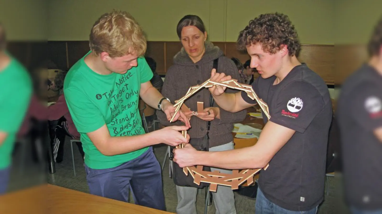 Schüler bereiten ein Objekt der Mathematik-Ausstellung vor. (Foto: Gymnasium)