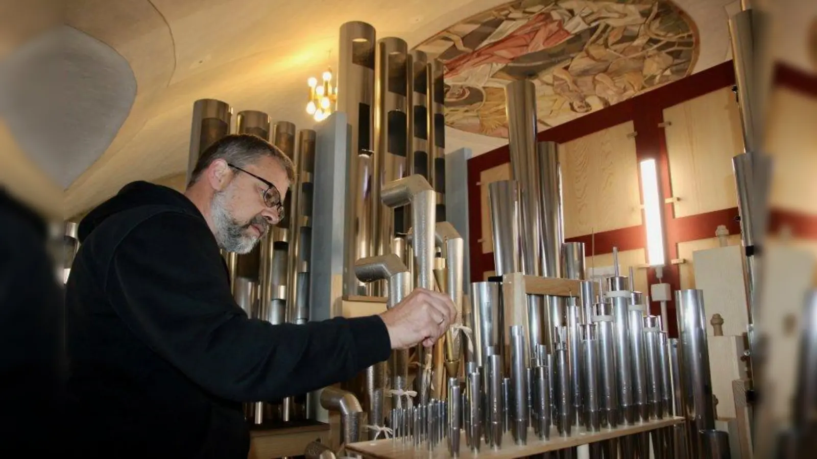 Im Innern der Orgel am Deckengewölbe der Kirche stimmte André Gude die Pfeifen. Die dünnen silberfarbenen geben den höchsten Klang, die hölzernen den tiefsten. (Foto: us)