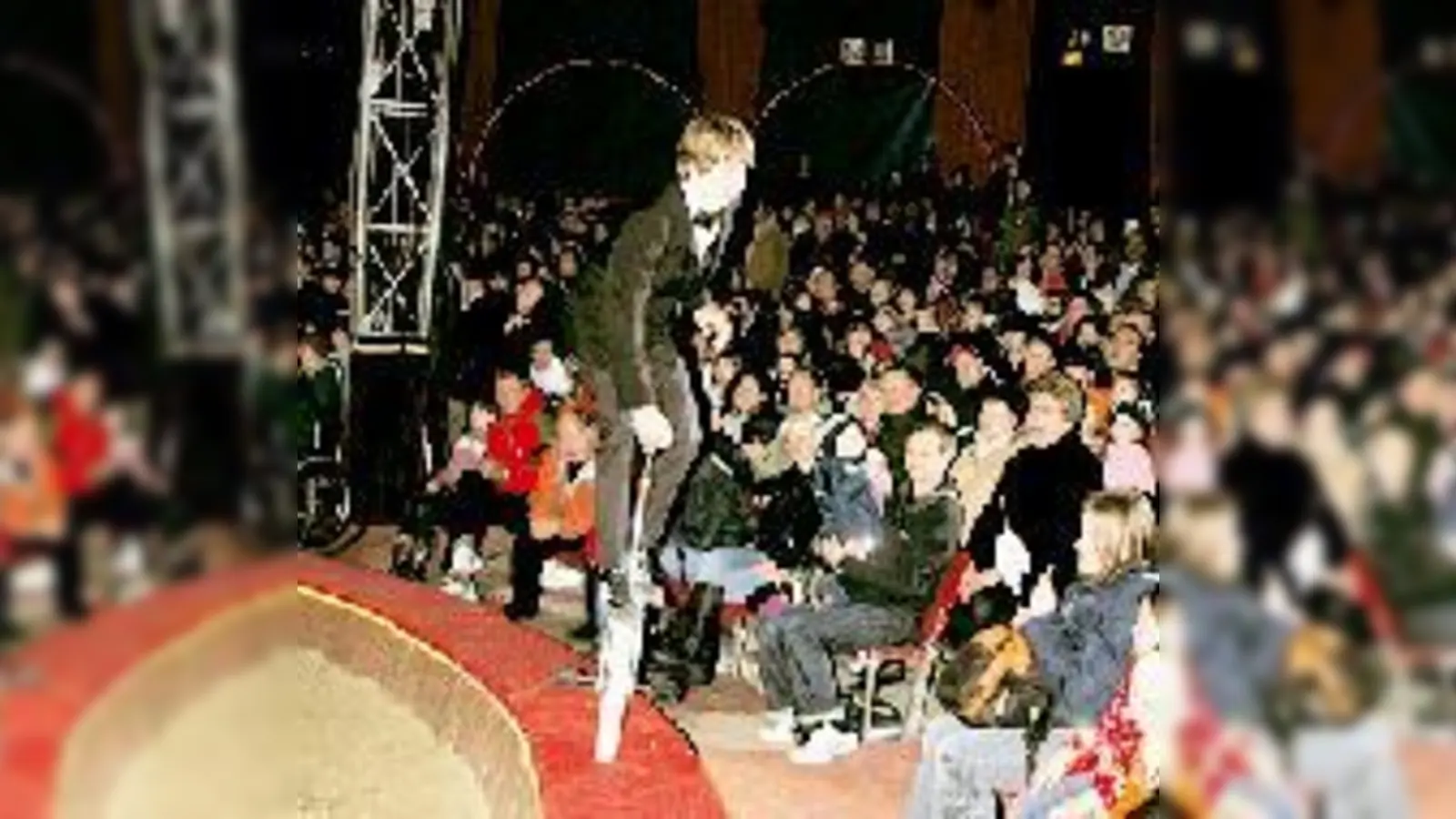 Zu den Attraktionen des »Asamesischen Zirkus« gehörte der Auftritt von Sebastian Nieder auf seinem Einrad.    (Foto: Privat)