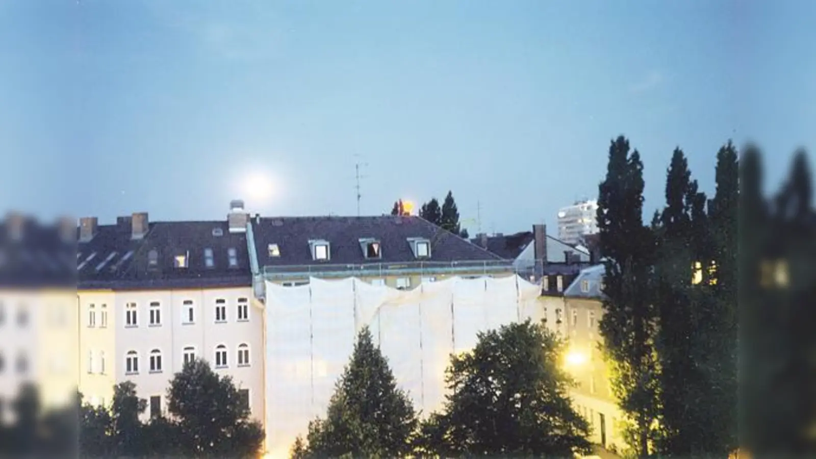 Ein Anblick, den man nicht alle Tage hat: Zwei »Monde« am Münchner Nachthimmel.  (Foto: Privat)