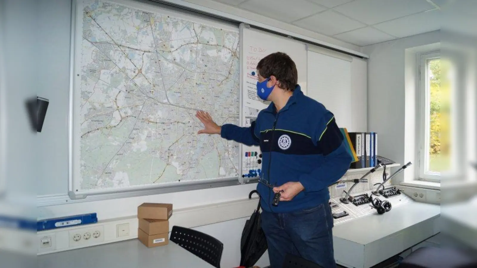 Andreas Bieleck zeigt das Einsatzgebiet des THW. (Foto: pst)