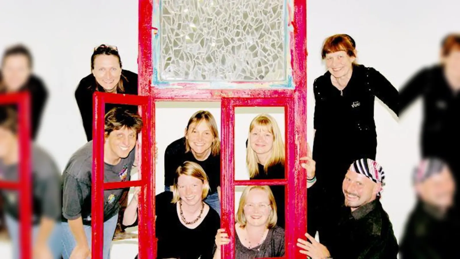 Birgit Braun, Kathrin Gebert, Gudula Pels-Leusden, Nina Butler, Petra Heigl, Yvonne Heider, Ruth Butz und VHS-Dozent Werner Frank freuen sich darauf, ihr neues Kunstwerk am Hans-Mielich-Platz zu präsentieren.  (Foto: Veranstalter)