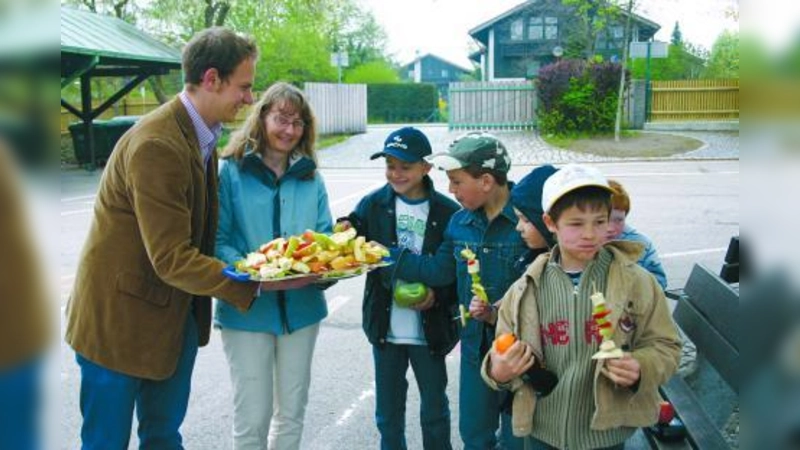 Pünktlich zur Pausenglocke um halb zehn stürmten die ersten Schüler auf den Pausenhof und bedienten sich an den leckeren Fruchtspießen, die Andreas Simmel und Förderverein-Mitglied Isabelle Heckmann-Zimmermann verteilten. (Foto: ls)