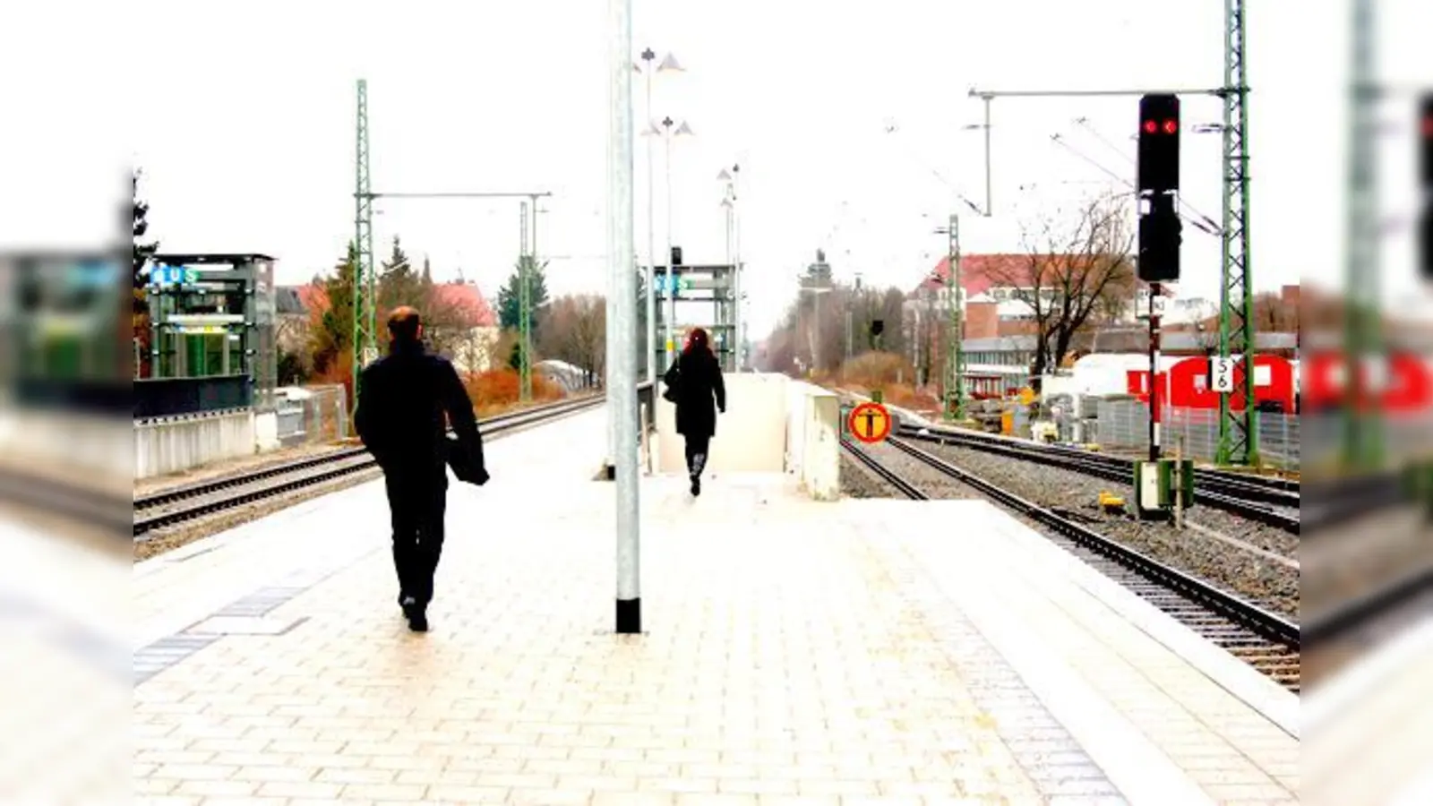Am Bahnhof Moosach fehlen Schilder, die ortsunkundige Fahrgäste zur U-Bahn führen.  	 (Foto: ws)