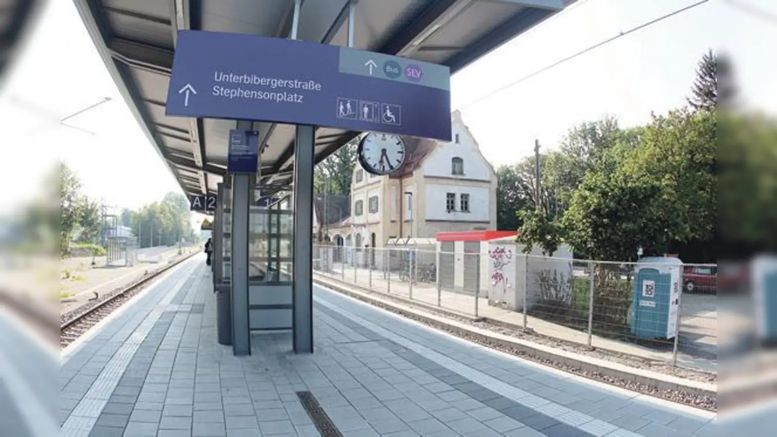 Schon fast ganz barrierefrei: Wenn auch noch der Aufzug installiert ist, erstrahlt der Bahnhof Perlach in neuem Glanz nach umfangreichen Arbeiten.	 (Foto: RedP)