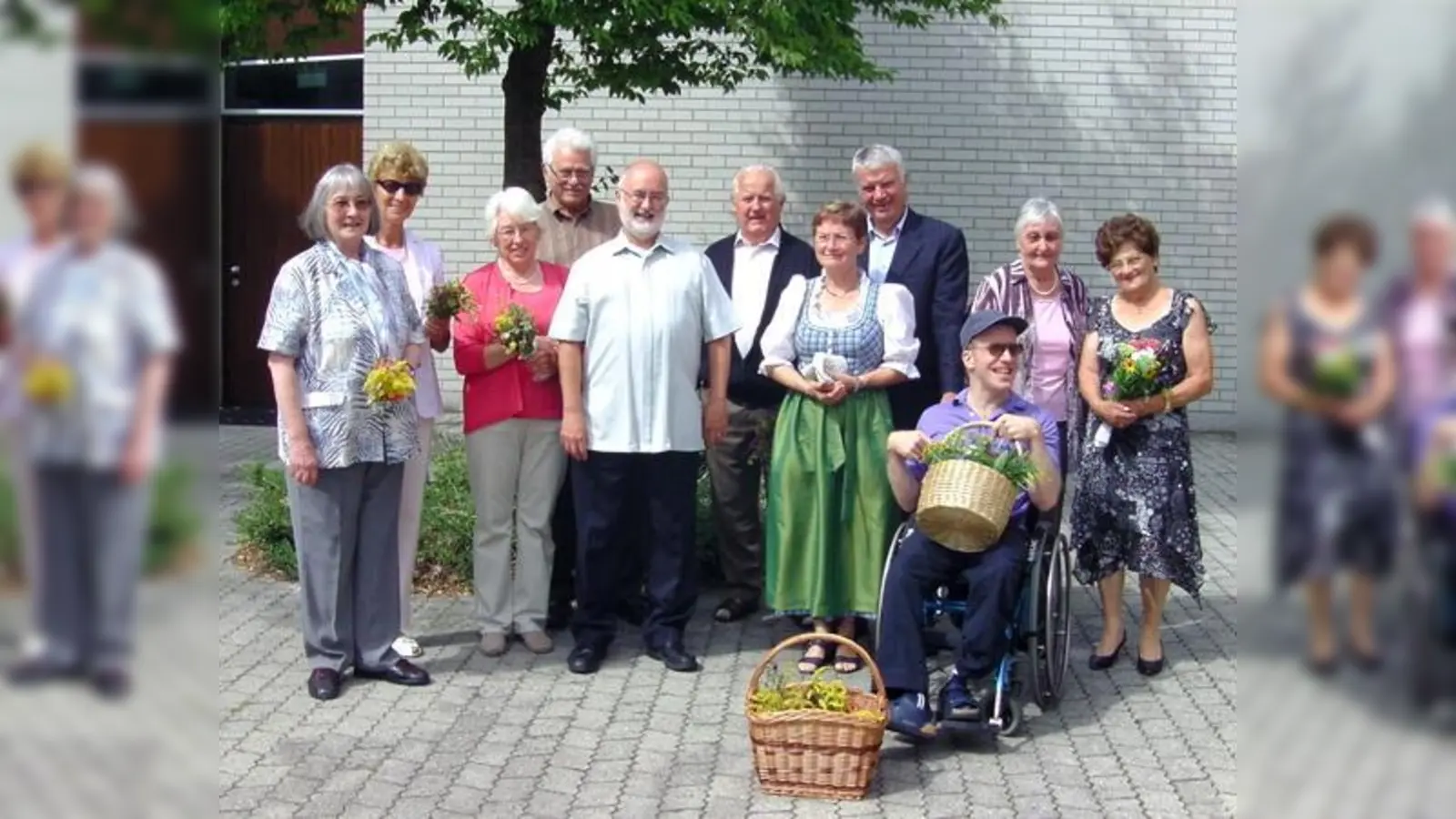 Pater Patrick nach der Kräuterweihe 2012 im Kreise von Gottesdienstbesuchern und Freunden.	 (Foto: VA)