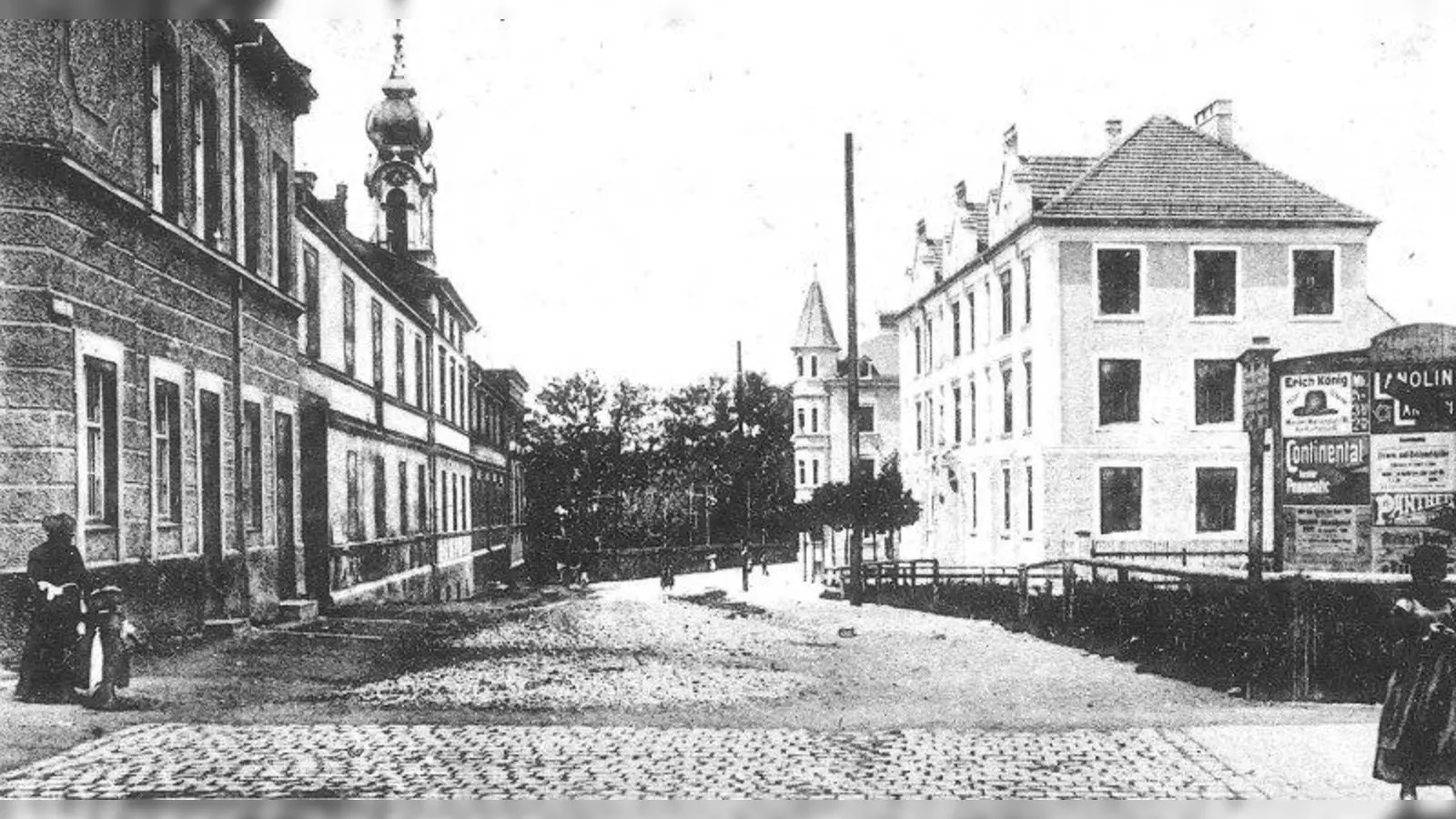So beschaulich sah Pasing im Jahre 1905 aus! Blick von der Planegger Straße in die Institutsstraße. Rechts die Mädchenschule, links das Institut der Englischen Fräulein. (Foto: Pasinger Archiv)