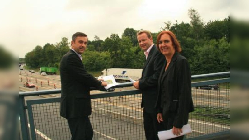 „Wir sind gespannt auf die Lösungen.“ Gräfelfing startet die Ausschreibung zur Machbarkeitsstudie für die Tunnelverlängerung an der A96. V.l. Markus Staller, Peter Köstler und Elisabeth Breiter. (Foto: US)