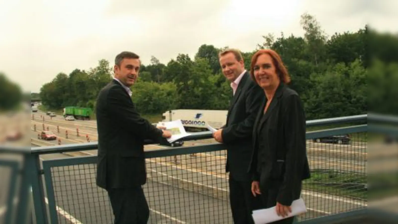 „Wir sind gespannt auf die Lösungen.“ Gräfelfing startet die Ausschreibung zur Machbarkeitsstudie für die Tunnelverlängerung an der A96. V.l. Markus Staller, Peter Köstler und Elisabeth Breiter. (Foto: US)