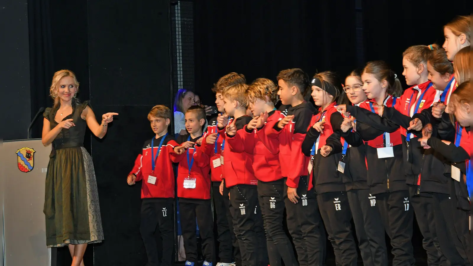Moderatorin Anna-Lena Kempf (links) mit den Nachwuchsfußballern des FC Unterföhring. (Foto: Gemeinde Ufg/foe)