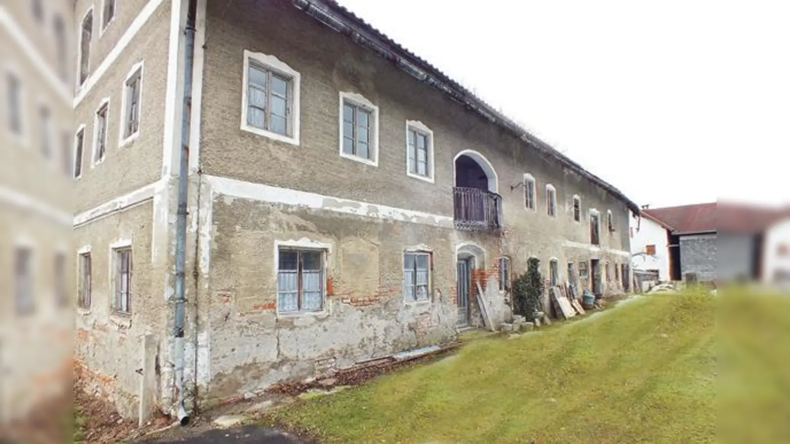 Eine Hofstelle im Norden des Landkreises Erding. Sie wird demnächst abgerissen und durch ein Mehrfamilienhaus ersetzt. Der klassische Fall, der jetzt immer öfter kommt.	 (Foto: kw)