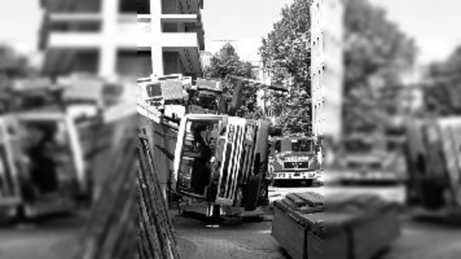 Bei Auflegearbeiten stürzte der Kran um.  (Foto: Feuerwehr)