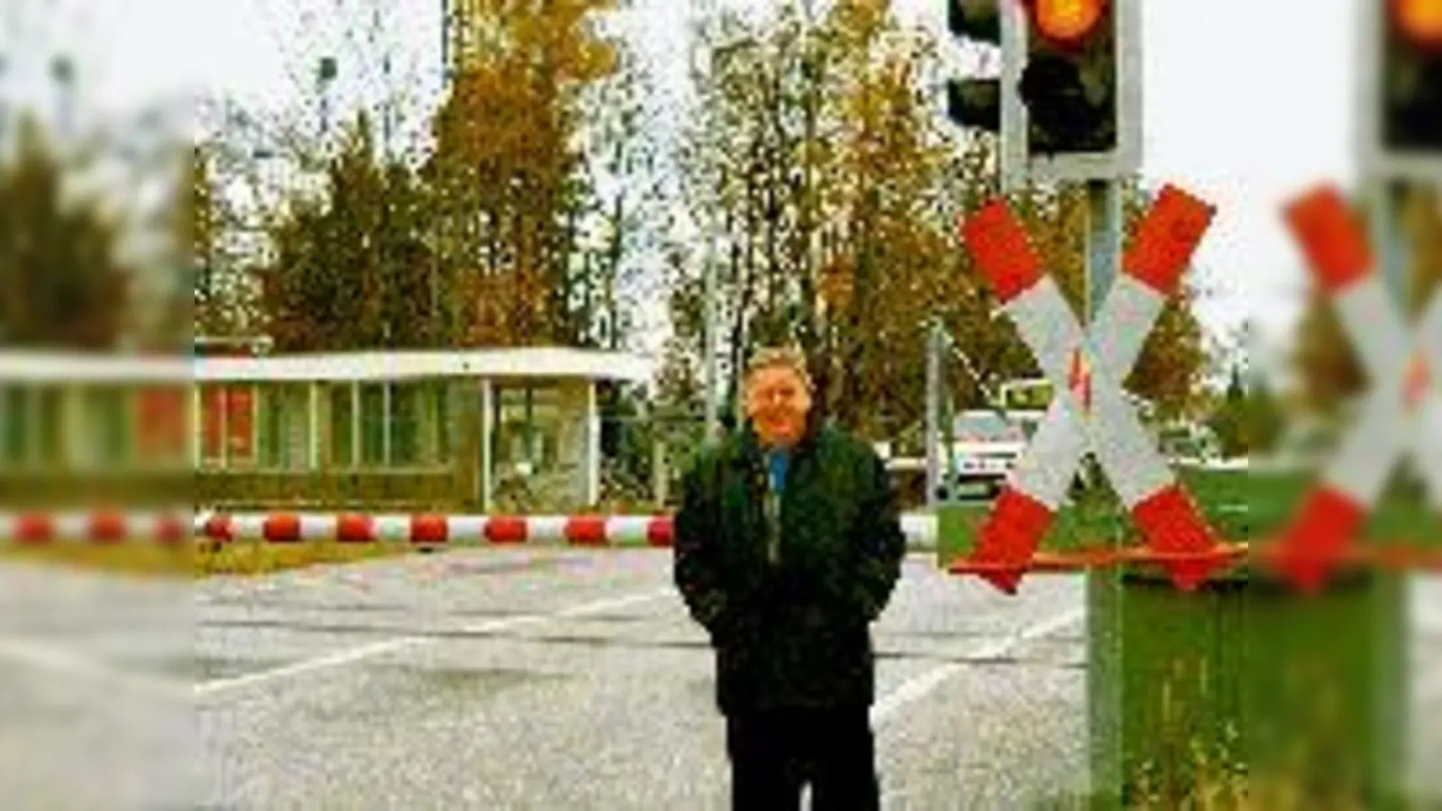 Für Behinderte Zutritt verboten? - Rollstuhlfahrern ist der Zugang zum Bahnsteig ohne fremde Hilfe unmöglich. Bundestagsabgeordneter Herbert Frankenhauser kämpft schon lange gegen diesen untragbaren Zustand. Jetzt zeichnet sich eine Lösung ab.  (Foto: Depp)