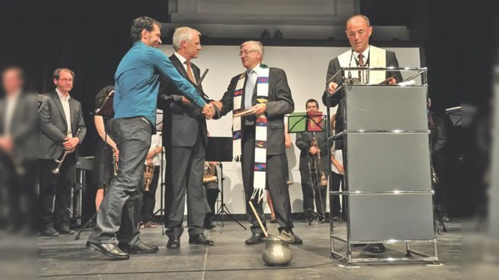 Die beiden Pfarrer Josef Riedl und Hans-Dieter Strack überreichten Bürgermeister Walter Brilmayer und Markus Bachmeier (v. r.) ein Kreuz für den Stadtsaal  als Geschenk. 	 (Foto: Sybille Föll)