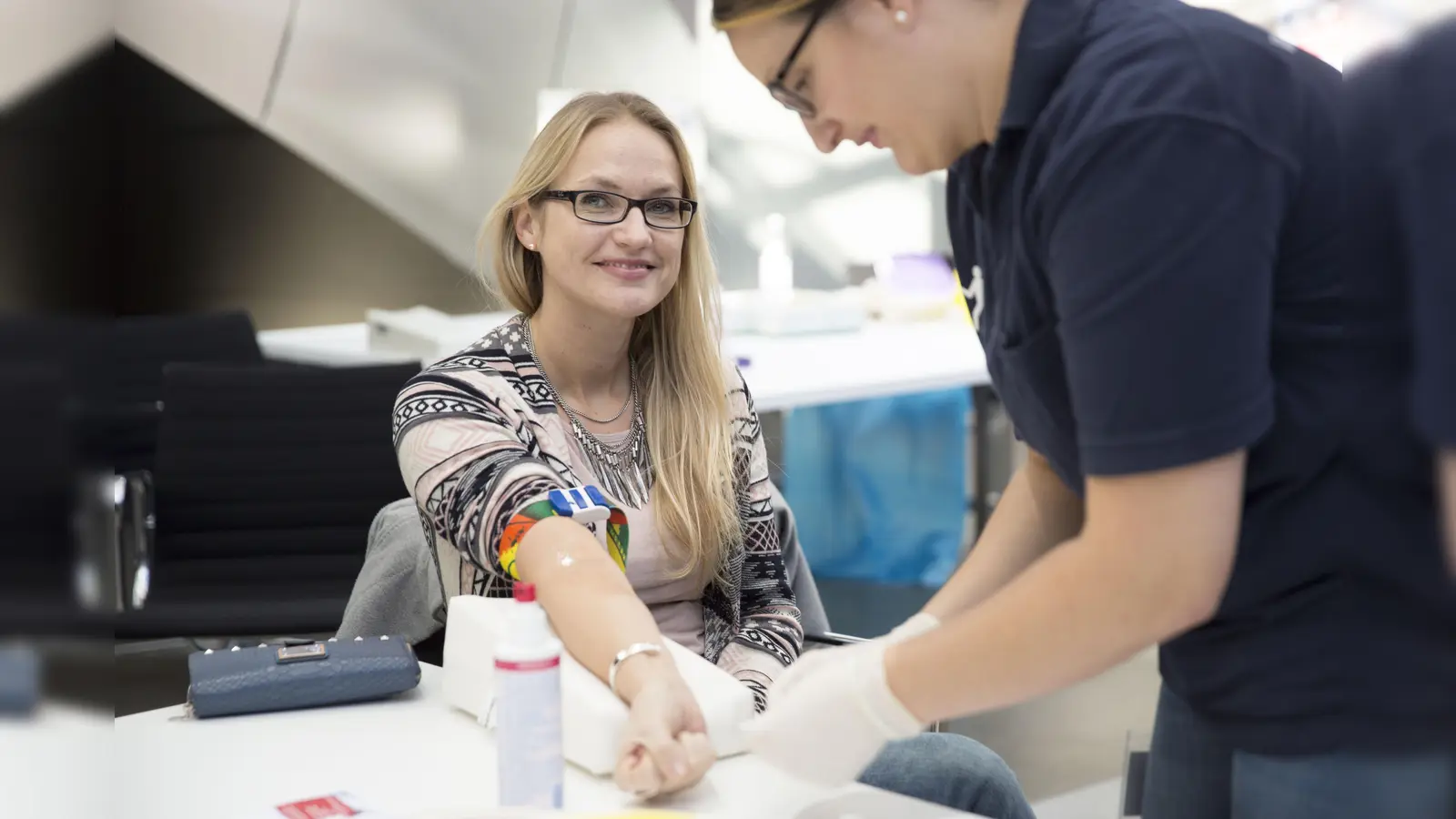 Nur ein kleiner Piekser und schon ist man typisiert und kann im Fall der Fälle Leben retten. (Foto: Stiftung AKB)