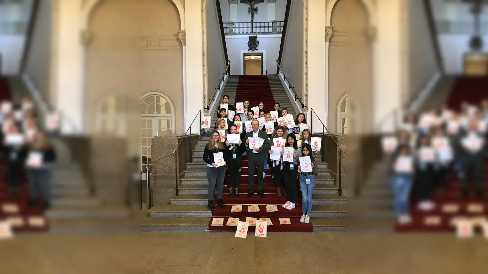 Einige Schüler der 7. Klasse fuhren in den Bayerischen Landtag, wo sie sich mit dem Grünen-Politiker Hep Monatzeder verabredet hatten. (Foto: Schule)
