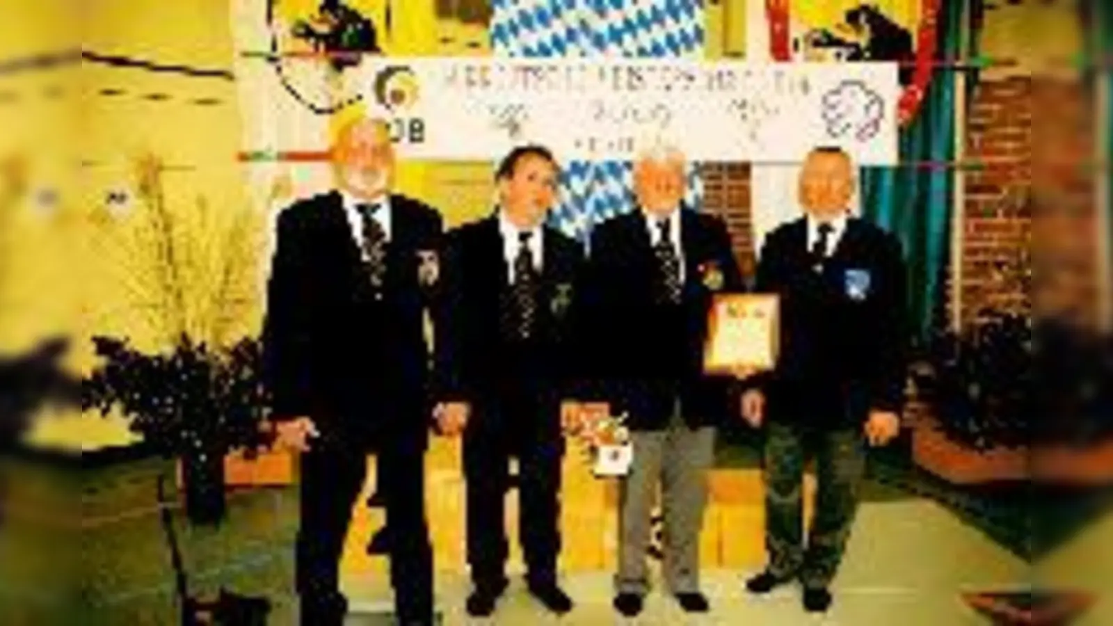 Lohhofer Trainer und Kampfrichter Michael Handl (2. v. r.) letzter Einsatz. Ihn verabschiedeten Bayerns Kampfrichterreferent Herbert Eberlein, der Kampfrichterreferent von Baden, Pierre Bruckmann, sowie Gruppenreferent Klaus Pfaffl (v.l.).  (F.: Privat)