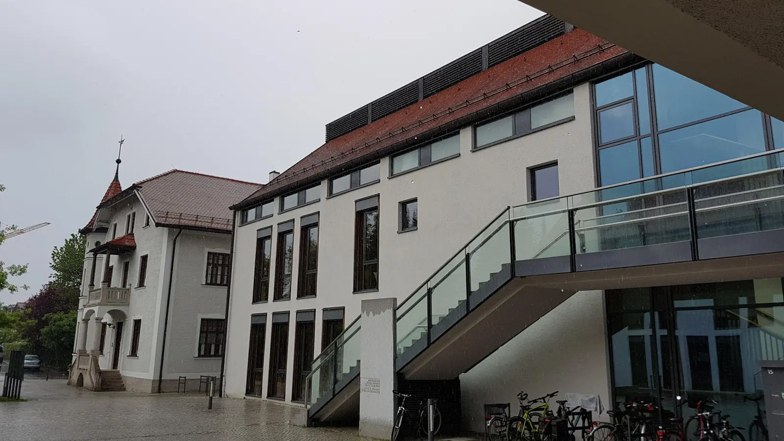Der große Saal der Gemeindebibliothek Ismaning bildet heuer wieder die Kulisse für das Harry-Potter-Fest, zu dem Kinder und Jugendliche eingeladen sind. (Foto: bas)