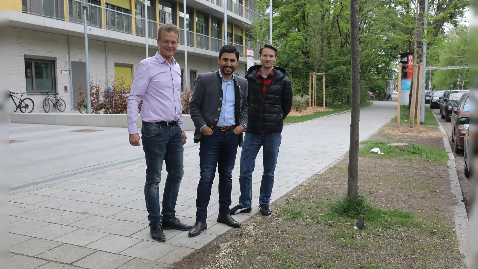 Der Elternbeirat der Grundschule an der Von-der-Pfordten-Straße setzt sich für die Einrichtung der Schulbushalttestelle direkt vor dem Schuleingang ein – auch wenn dafür ein paar Meter des Baumgrabens weichen müssen. Im Bild von links: Andi Schmid, Christian Alvarado und Quirin Poltinger. (Foto: Andi Schmid)