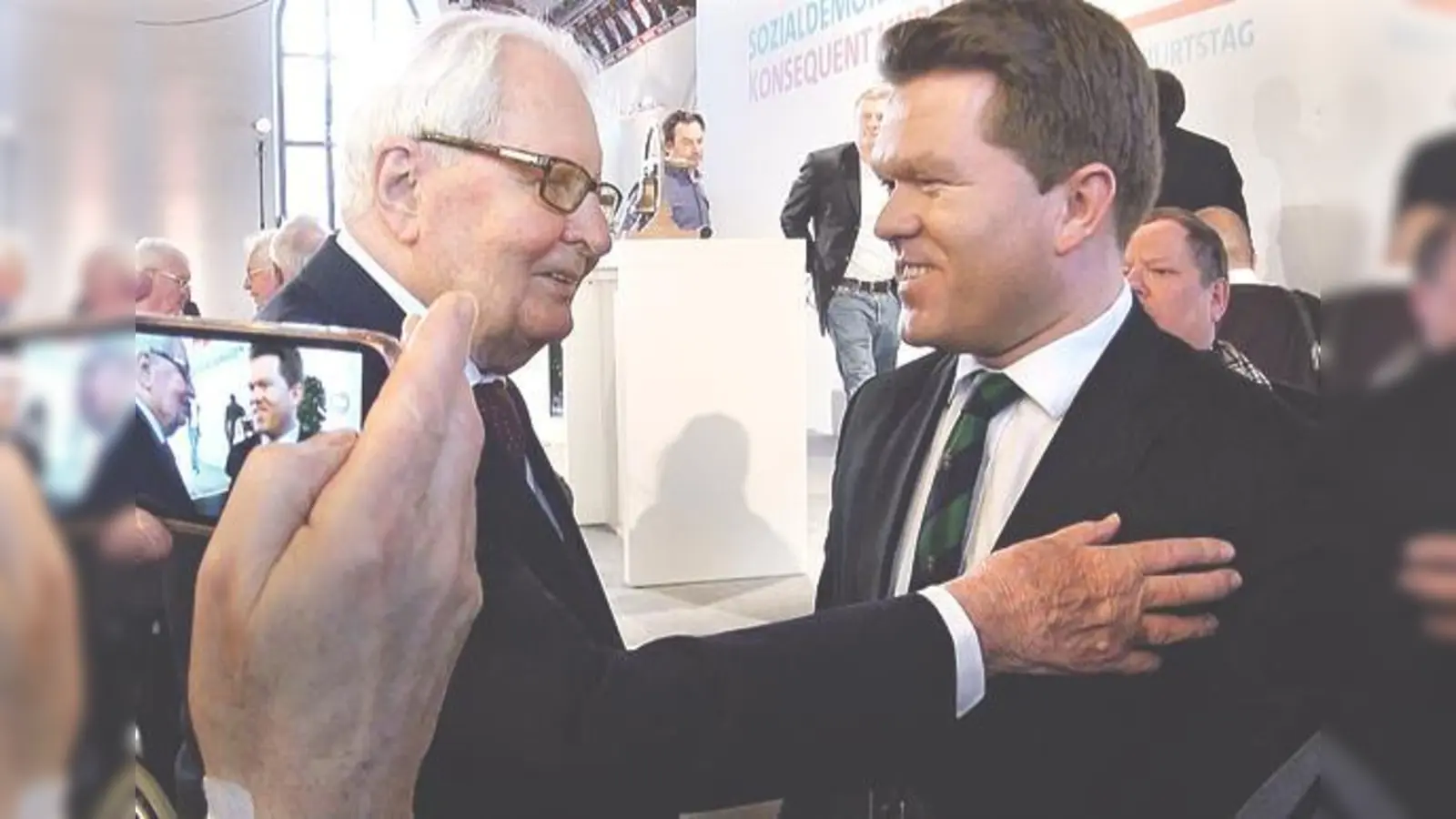 Zwei Generationen der Münchner  (Foto: Florian Post (34) gratuliert Hans-Jochen Vogel zum 90. Geburtstag.)