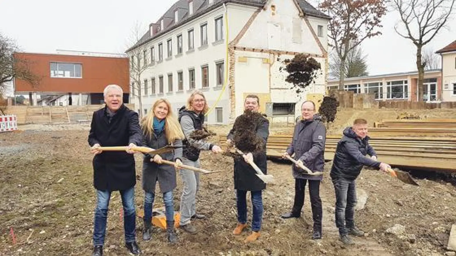 Bürgermeister Walter Brilmayer, Bauunternehmerin Claudia Hoser, Christian Stalla (Bauamt), Architekt Norman Raith, Ebersbergs Bauamtsleiter Christian Stöhr und Josef Lippacher (Bauunternehmen Hoser) beim Spatenstich. 	 (Foto: Stefan Dohl)