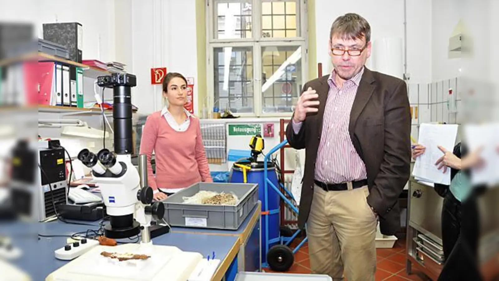 Der stellvertretende Leiter der Abteilung Bodendenkmalpflege, Jochen Haberstroh, und Restauratorin Ina Schneebauer-Meißner präsentierten erste Ergebnisse für die Zornedinger Grabfunde.	 (Foto: Sybille Föll)