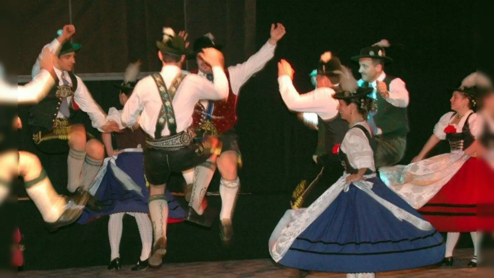 Mit Schuhplattln und Deandl-Drahn soll der Balztanz des Auerhahns nachgeahmt werden. (Foto: Vhs)