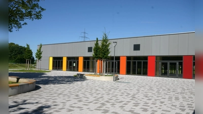 Preiswürdiger Neubau: Die Schulturnhalle in Finsing (Sicht vom Schulhof her) ist in den Katalog der „Architektouren“ aufgenommen worden. (Foto: kw )