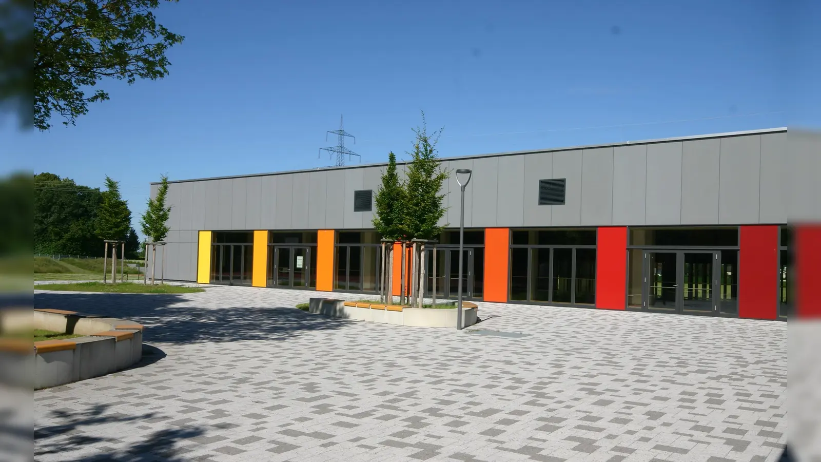 Preiswürdiger Neubau: Die Schulturnhalle in Finsing (Sicht vom Schulhof her) ist in den Katalog der „Architektouren“ aufgenommen worden. (Foto: kw )