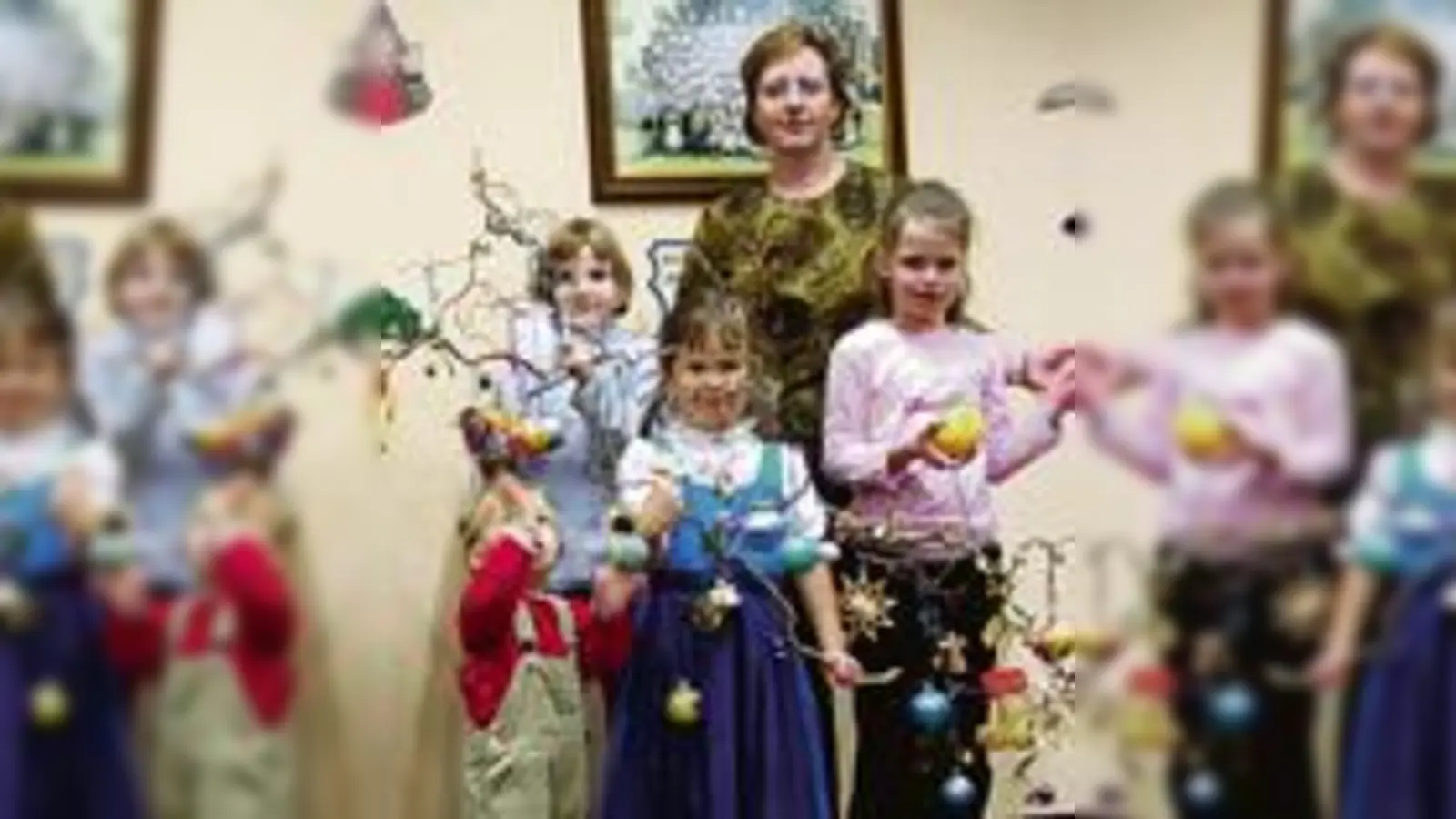 Die »Würmbachtaler« Jugend mit dem gebastelten Weihnachtsschmuck.	  (Foto: VA)