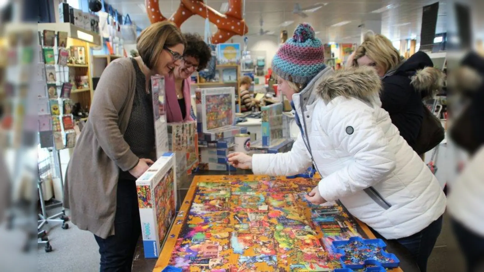 „Passt!” Katrin Schmidt und Helen Hoff (v.l.) freuen sich, dass wieder ein Puzzleteil eingesetzt wurde. (Foto: pst)