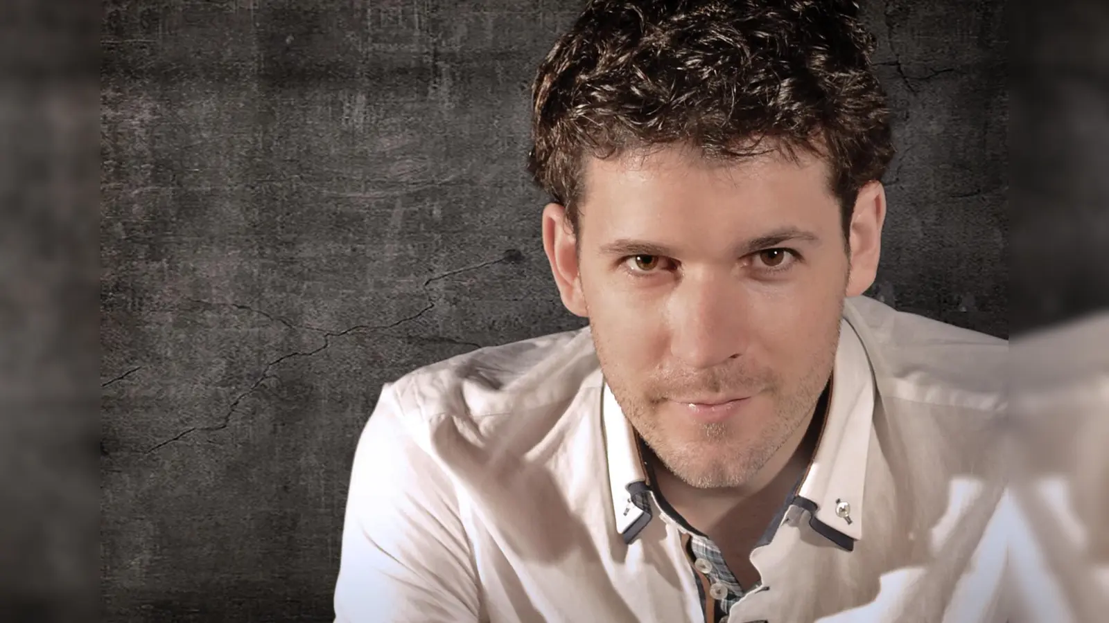 Mit seiner dunklen und warmen Baritonstimme ist Thomas Schütz europaweit als Sänger tätig und musiziert dabei an Bühnen wie der Philharmonie Essen, dem Opernhaus Antwerpen, der Tonhalle Düsseldorf, der Schubertiade Schwarzenberg, dem Prinzregententheater München, dem Flagey in Brüssel, an der Zomeropera Alden Biesen sowie im Minard Gent. Zudem war er Ensemblemitglied im Opernstudio der International Opera Academy in Gent. (Foto: pr)