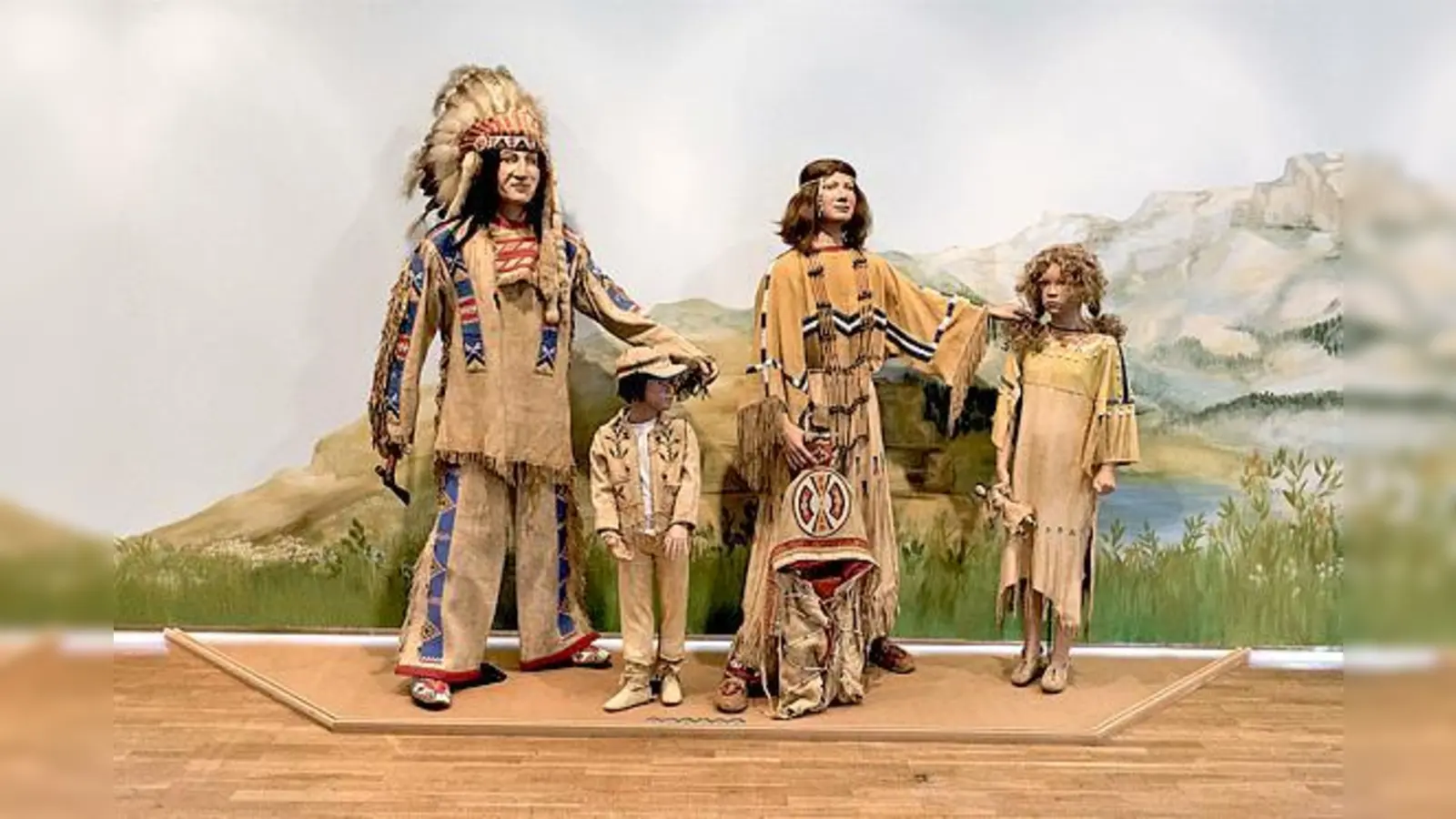 Eine Familie der Prärie-Indianer. Im Tipi des Stadtmuseums dreht sich am Mittwoch alles um Federn.	 (Foto: © Münchner Stadtmuseum)