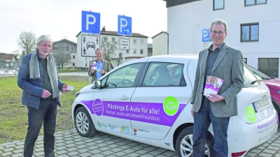 So wie in Pöcking möchte Energiegenossenschaftsvorsitzender Gerd Mulert (l.) auch in Weßling das Car-Sharing etablieren. R: Bürgermeister Rainer Schnitzler bei der Einweihung vor seinem Rathaus 2021. (Foto: ha)