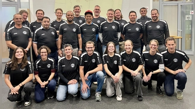 Die Trainer und Trainerinnen der Junioren haben einheitliche Trikots bekommen.  (Foto:  FC Fasanerie-Nord)