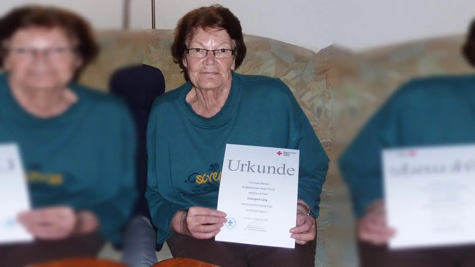 Irmi Lang mit der Ehrenurkunde, die sie für sechzig Jahre Mitgliedschaft in der BRK-Bereitschaft Peißenberg erhalten hatte. (Foto: BRK-Bereitschaft)